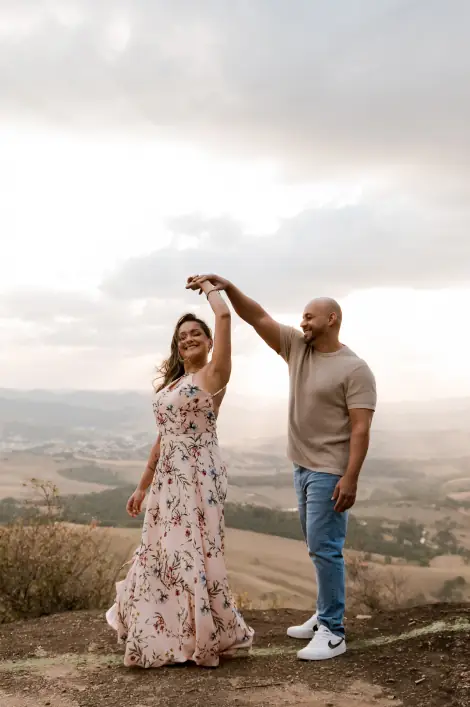 Kassia e Junior abraçados