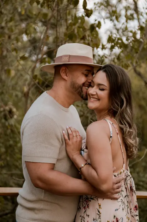 Kassia e Junior de chapéu, se beijando