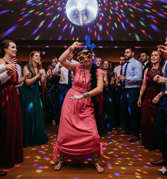 Convidado achando que a pista de dança é palco de performance